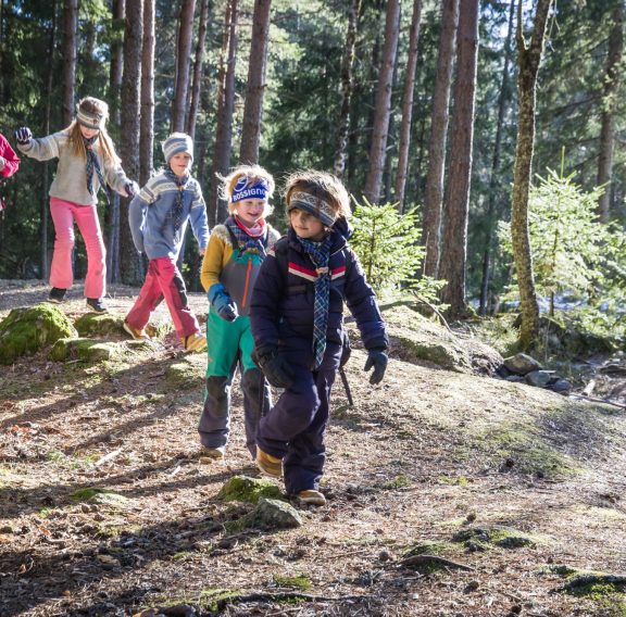 Småspeidere på tur gjennom skogen Vaffeltur Foto Alexander Vestrum